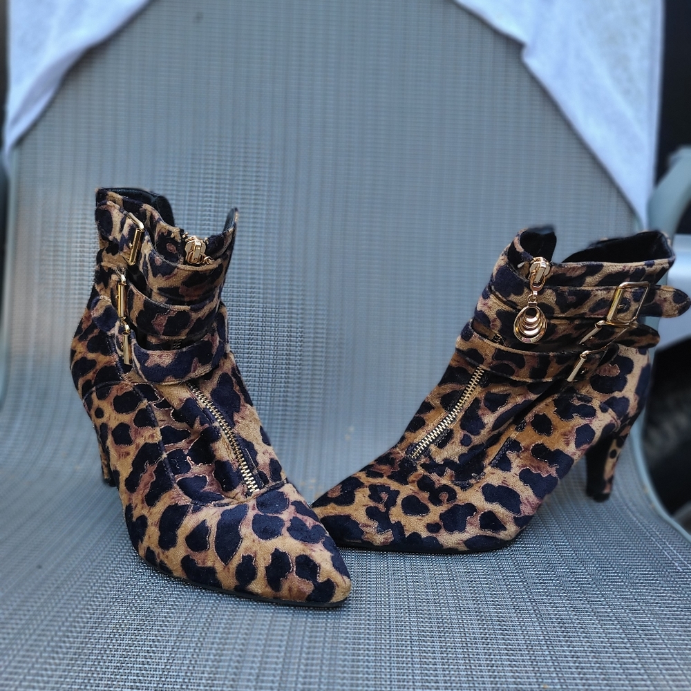 Idifu Leopard women's buckle strap ankle booties size 8